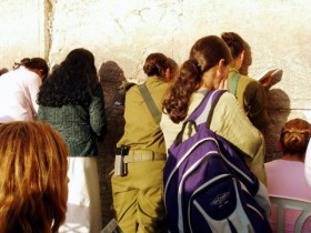 800-women-praying-kotel-Israeli-soldiers-600x450
